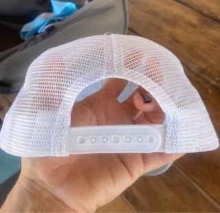 Gorra BP con rejilla trasera gris y blanca