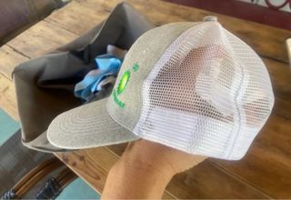 Gorra BP con rejilla trasera gris y blanca