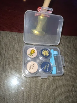 Cajita para lentillas con accesorios