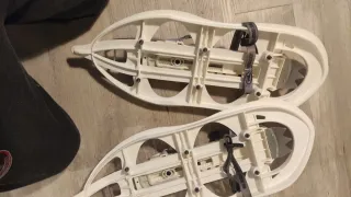 Raquetas de nieve TSL 225. Ojo: Una ta rota.