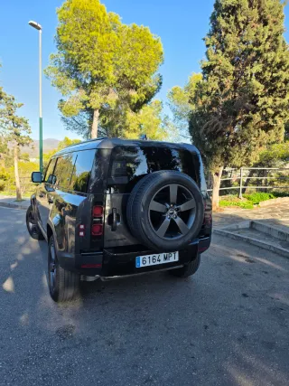 Land Rover Defender 2024