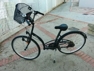 Bicicleta de paseo negra con cesta