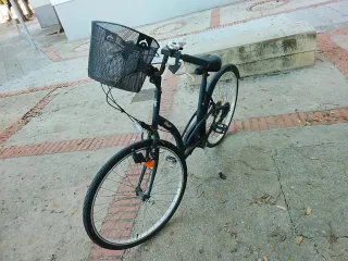 Bicicleta de paseo negra con cesta