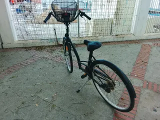 Bicicleta de paseo negra con cesta