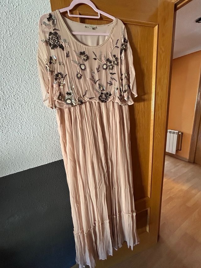 Vestido largo beige con bordados