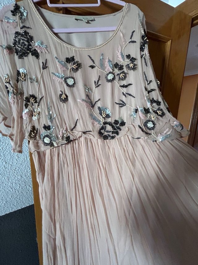 Vestido largo beige con bordados