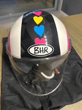 Casco infantil BHR con visera y corazones