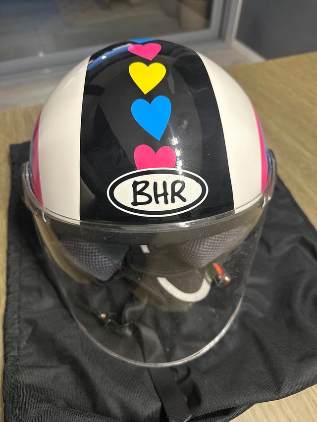 Casco infantil BHR con visera y corazones