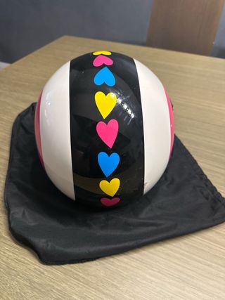 Casco infantil BHR con visera y corazones