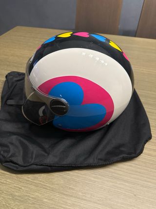 Casco infantil BHR con visera y corazones