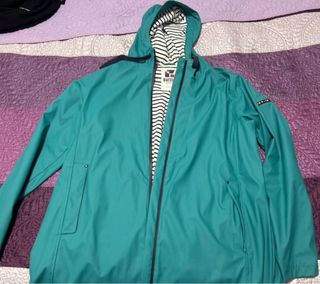 Chubasquero verde agua