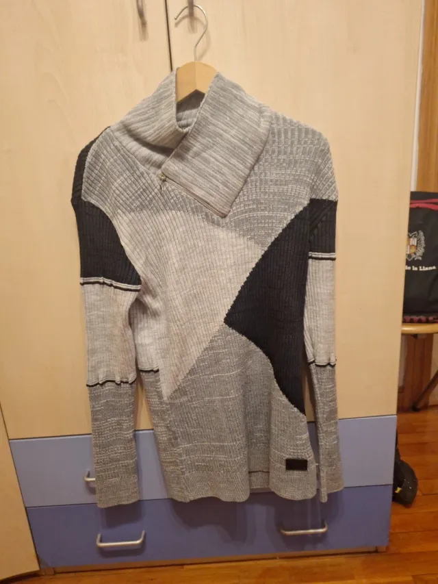 Jersey nuevo con cremallera .