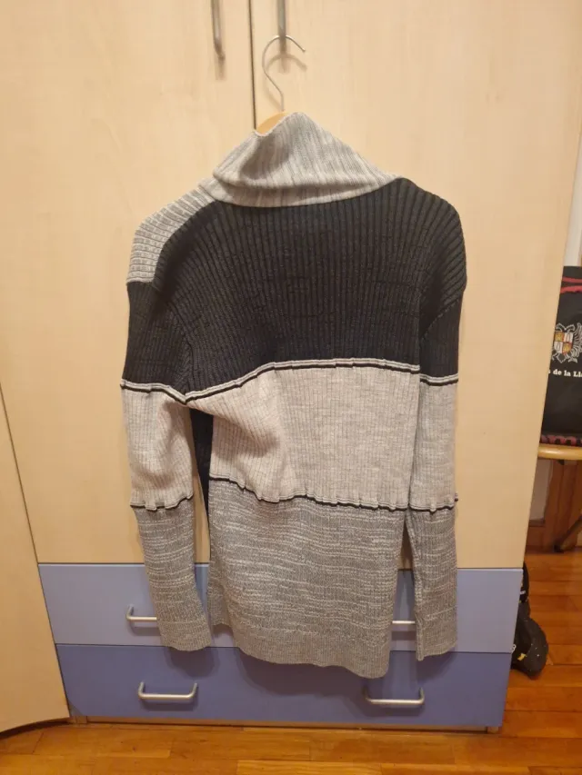 Jersey nuevo con cremallera .