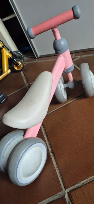 Bicicleta Correpasillos bebé rosa 4 ruedas