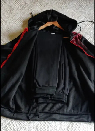 Conjunto Deportivo negro con detalles en rojo TS