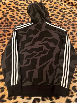 Sudadera Adidas con capucha y estampado