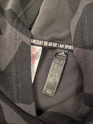 Sudadera Adidas con capucha y estampado