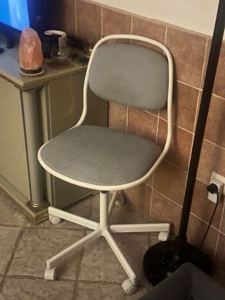 Silla de escritorio gris y blanca