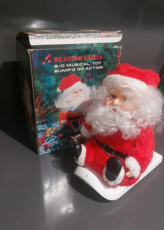 Papà Natale musicale che scivola sulla slitta Bump 'n' Go