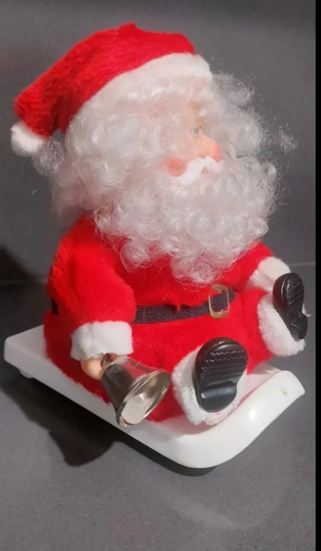 Papà Natale musicale che scivola sulla slitta Bump 'n' Go