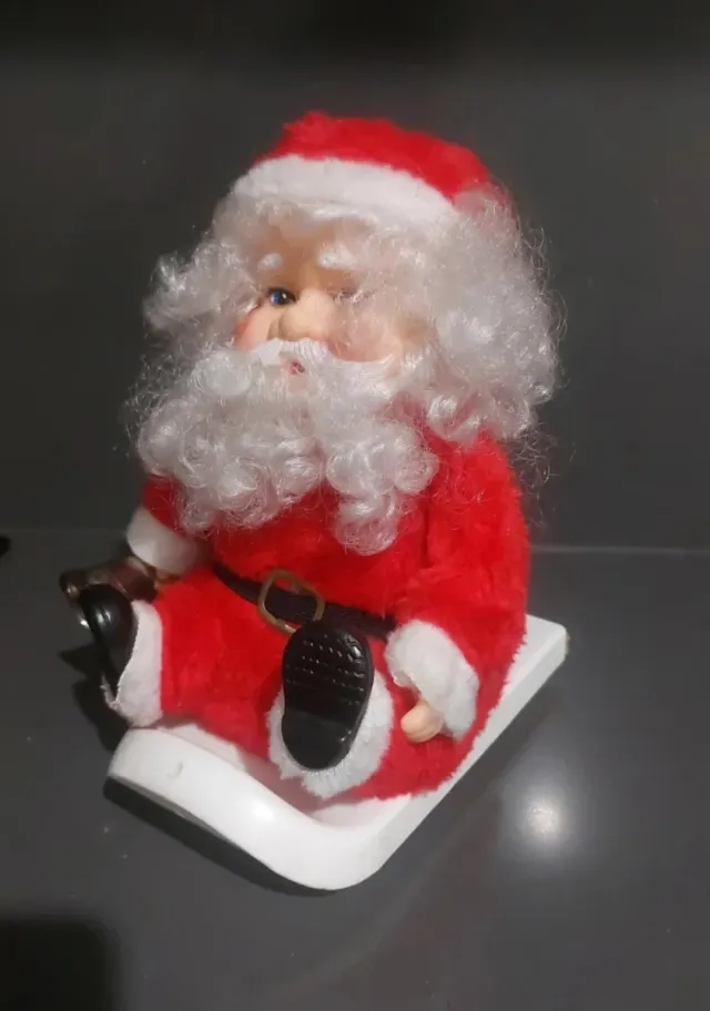 Papà Natale musicale che scivola sulla slitta Bump 'n' Go