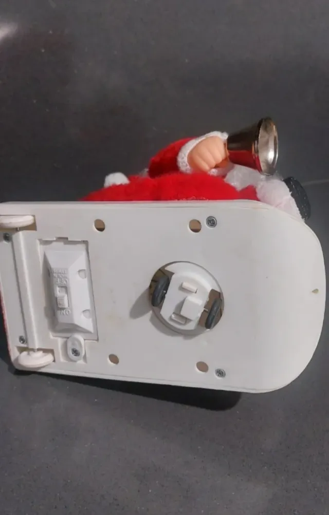 Papà Natale musicale che scivola sulla slitta Bump 'n' Go