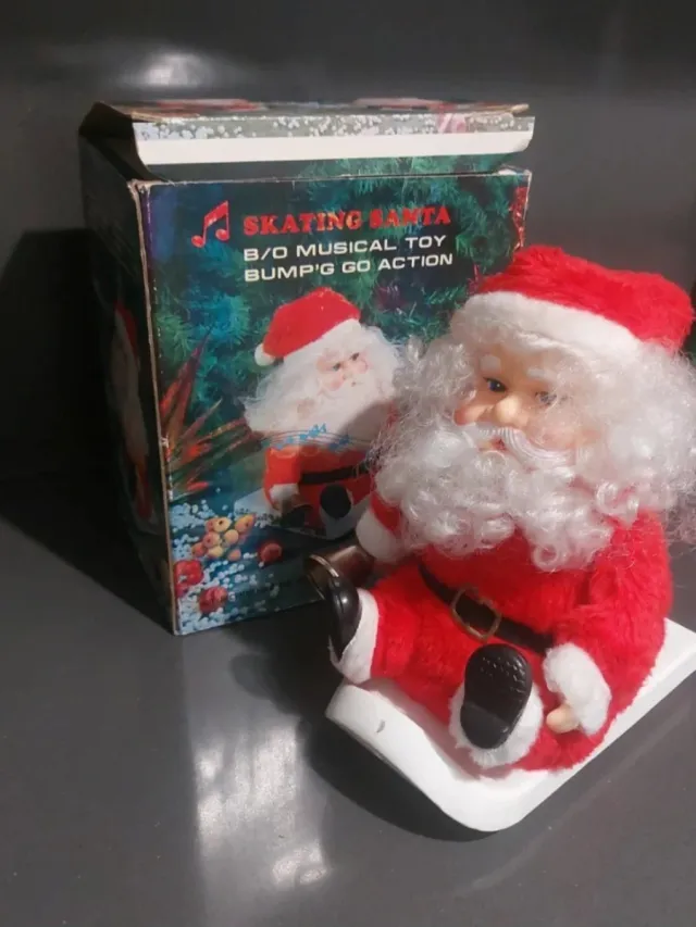 Papà Natale musicale che scivola sulla slitta Bump 'n' Go