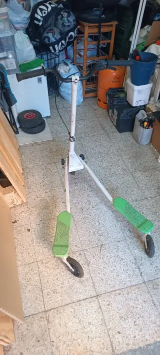 Patinete blanco con ruedas verdes