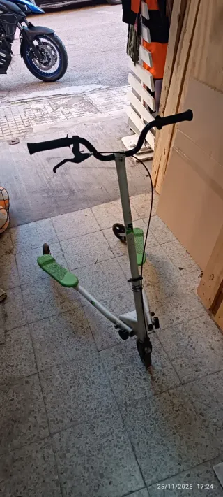 Patinete blanco con ruedas verdes