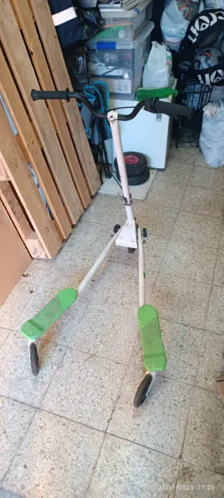 Patinete blanco con ruedas verdes