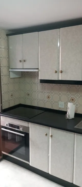 Muebles de cocina beige y blanco