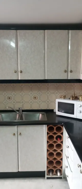 Muebles de cocina beige y blanco