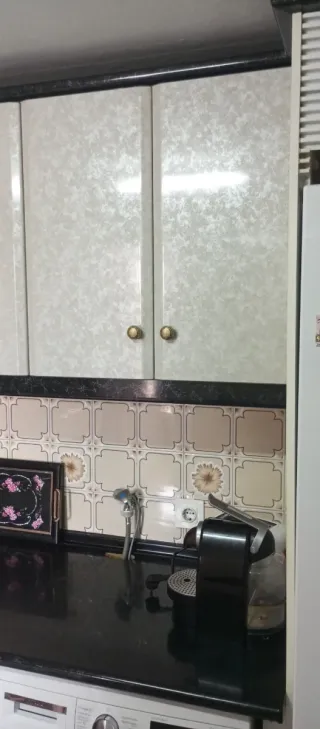 Muebles de cocina beige y blanco