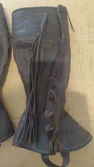 Polainas de cuero con flecos