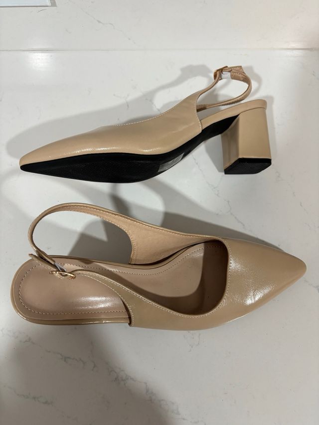 Zapatos de tacón beige con tira