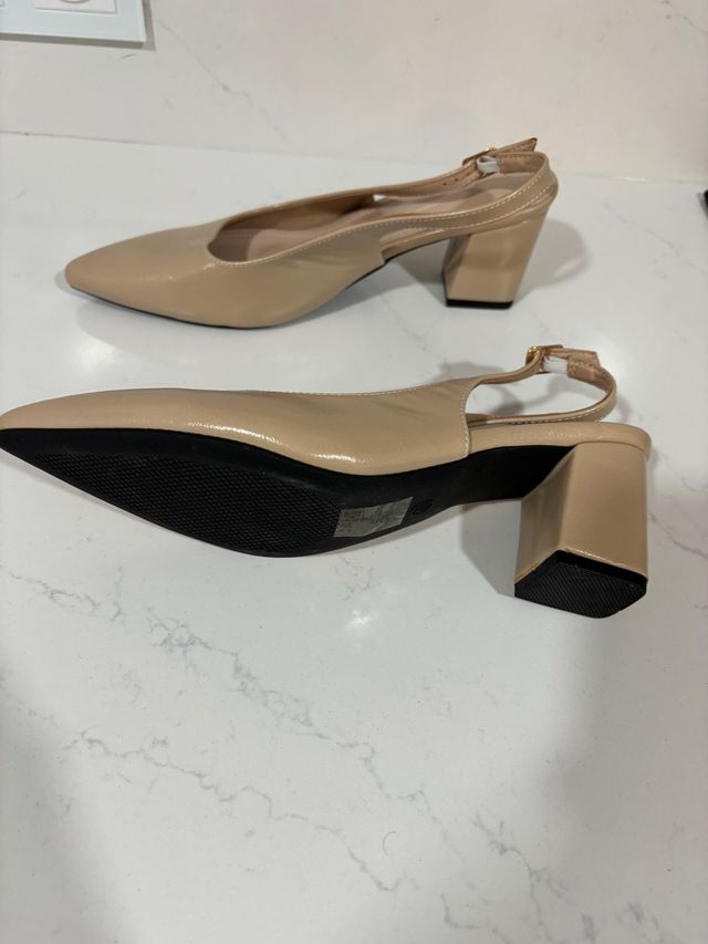 Zapatos de tacón beige con tira