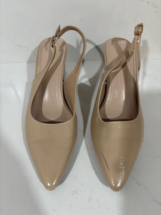 Zapatos de tacón beige con tira