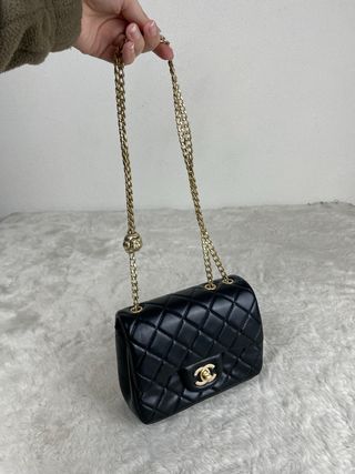 Borsa Chanel nera con dettagli dorati