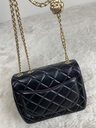 Borsa Chanel nera con dettagli dorati