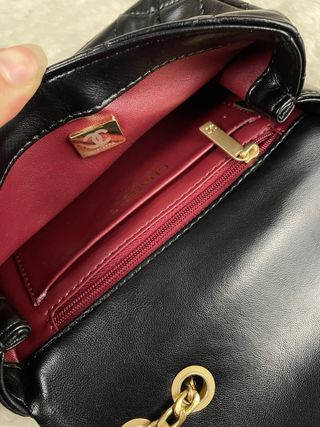 Borsa Chanel nera con dettagli dorati