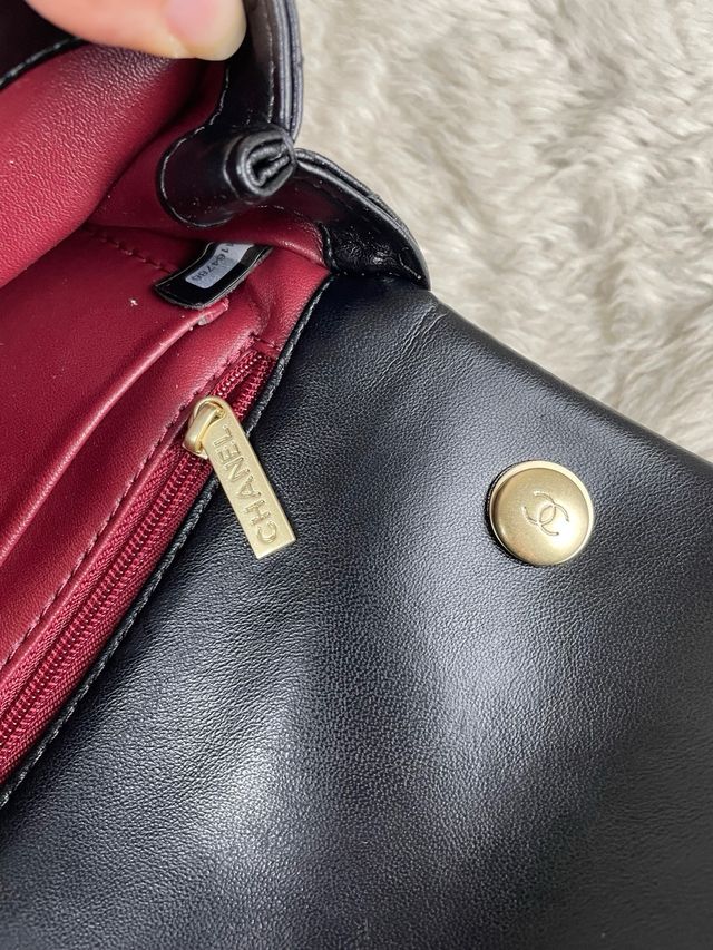 Borsa Chanel nera con dettagli dorati