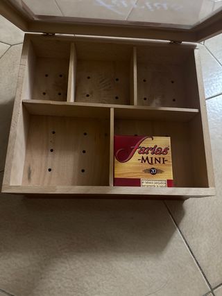 Caja de puros de madera con tapa de cristal