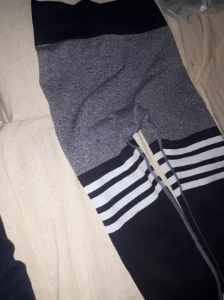 Leggings deportivos gris y negro con rayas