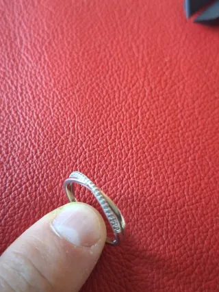 Anillo de plata con circonitas entrelazado