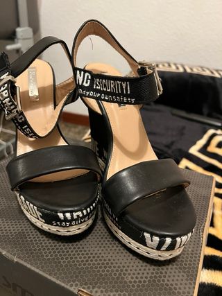 Sandalias cuña negras con letras