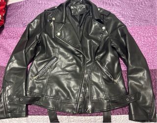 Cazadora de cuero negra