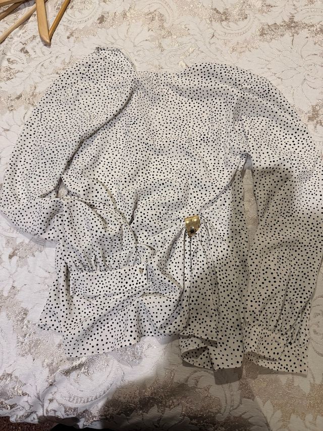 Blusa de lunares blanca y negra