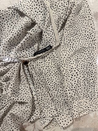 Blusa de lunares blanca y negra