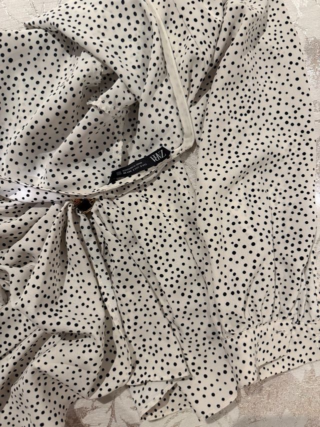 Blusa de lunares blanca y negra