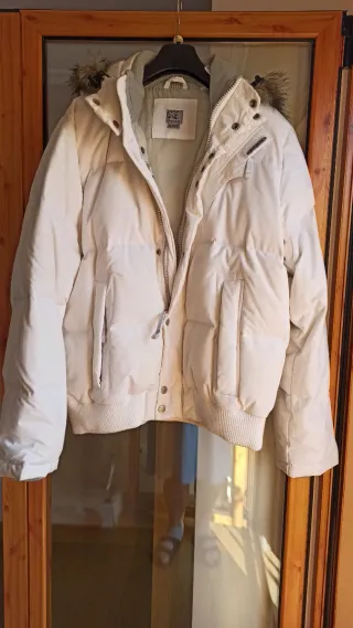 Plumífero hombre blanco